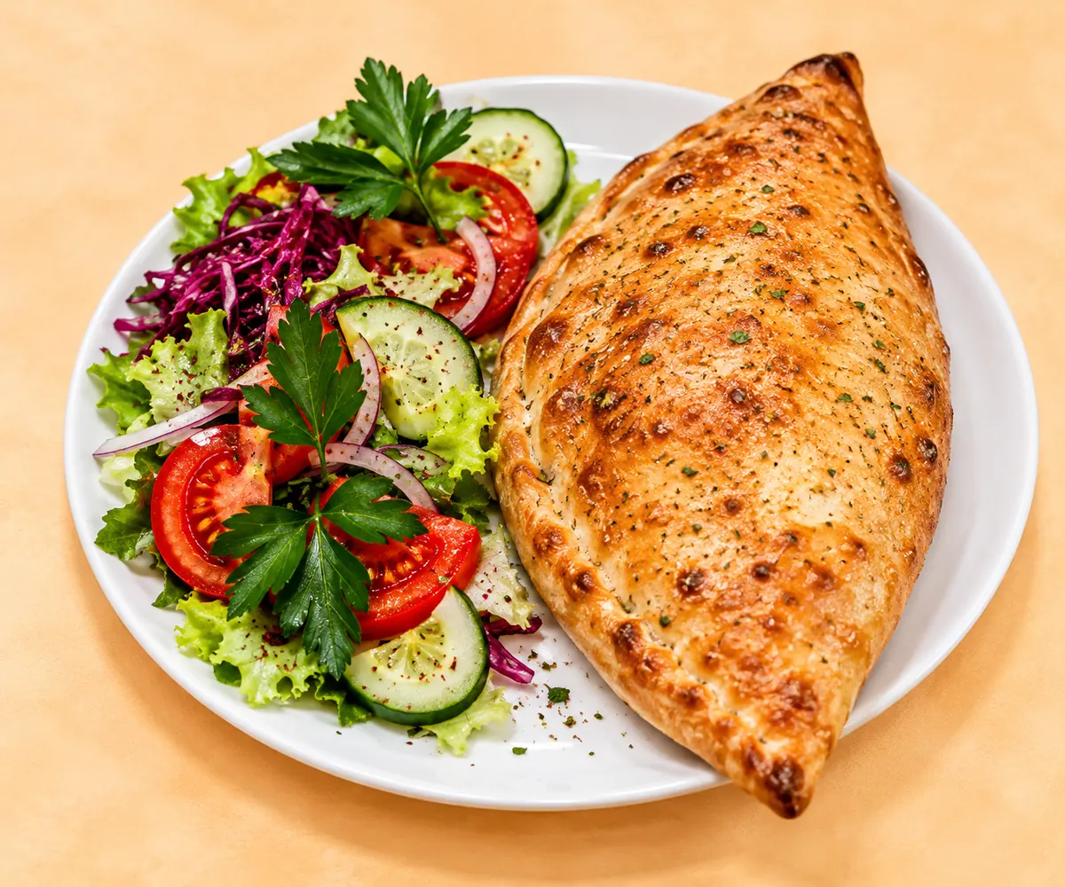 Goldbraun gebackene Seele mit frischem gemischtem Salat